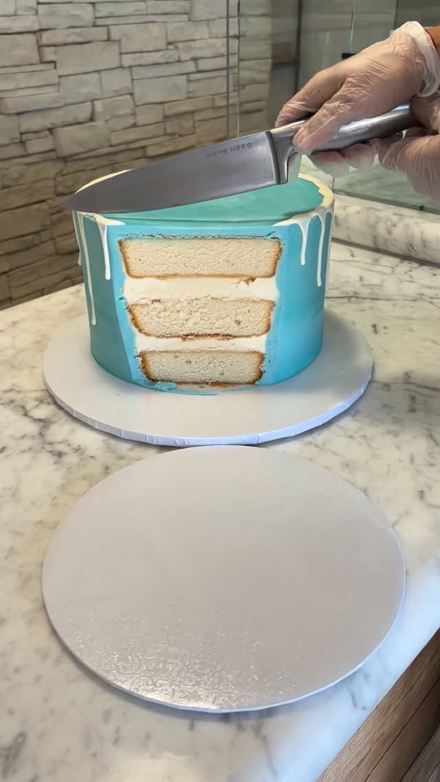 How to cut your cake!
What you need:
Knife
Cutting board
Instructions:
Cut one “corner”
Cut parallel to the first cut. All the way. You should have a slice that has the width of the cake and is cut all the layers (this is a 3 layer cake)
Move to the cutting board.
Cut in 4 equal parts
If you still think you have to big of a slice, cut in half
#howtocutacake #sugarraysplano