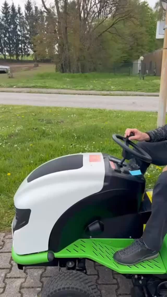 Ob SitzrasenmĂ€her von Etesia oder handgefĂŒhrte Modelle: Bei uns findest du Maschinen fĂŒr effizientes Arbeiten. FĂŒr Gemeinden, Hauswartungen, SportplĂ€tze und Betriebe, die nicht lange um den Rasen herumreden, sondern ihn mĂ€hen wollen.
Robust, zuverlĂ€ssig, stets einsatzbereit und auf Wunsch 100 % elektrisch. đ±
Wir beraten dich gerne.