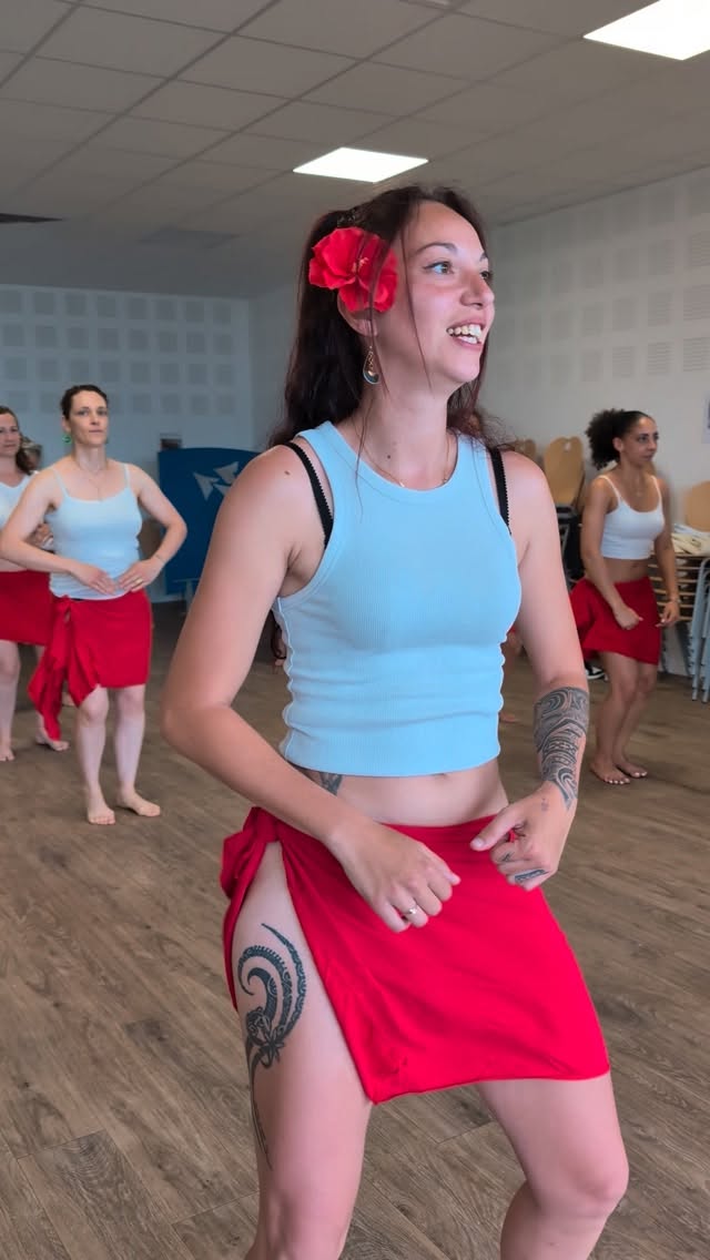 On fait grimper le cardio 🔥
Le cours des débutantes* de Lamballe !
Entre quelques chorégraphies on travaille ses déplacements dans la bonne énergie :
Fa'arapu - Varu - Te'i - Hura
*vous l'aurez compris y a une intru parmi les débutantes 😂 @taianamarty on te voit ahah
Pōpō ia rātou 👏🏼
"Bravo à elles" 👏🏼
Pour ne rien manquer venez nous voir à notre gala le 20 juin sur la légende des 3 cascades de Tahiti 🌴🌺
Billeterie ➡️ https://www.billetweb.fr/gala-de-danse-tahitienne-la-legende-des-3-cascades?brid=YWdncwEVTzBql94MhKWADRlp2PfP
ou sur le site ➡️ Te 'Ori Māta'a (lien en bio)
#oritahiti #faarapu #cardiotime #dansepolynesienne #proudteacher