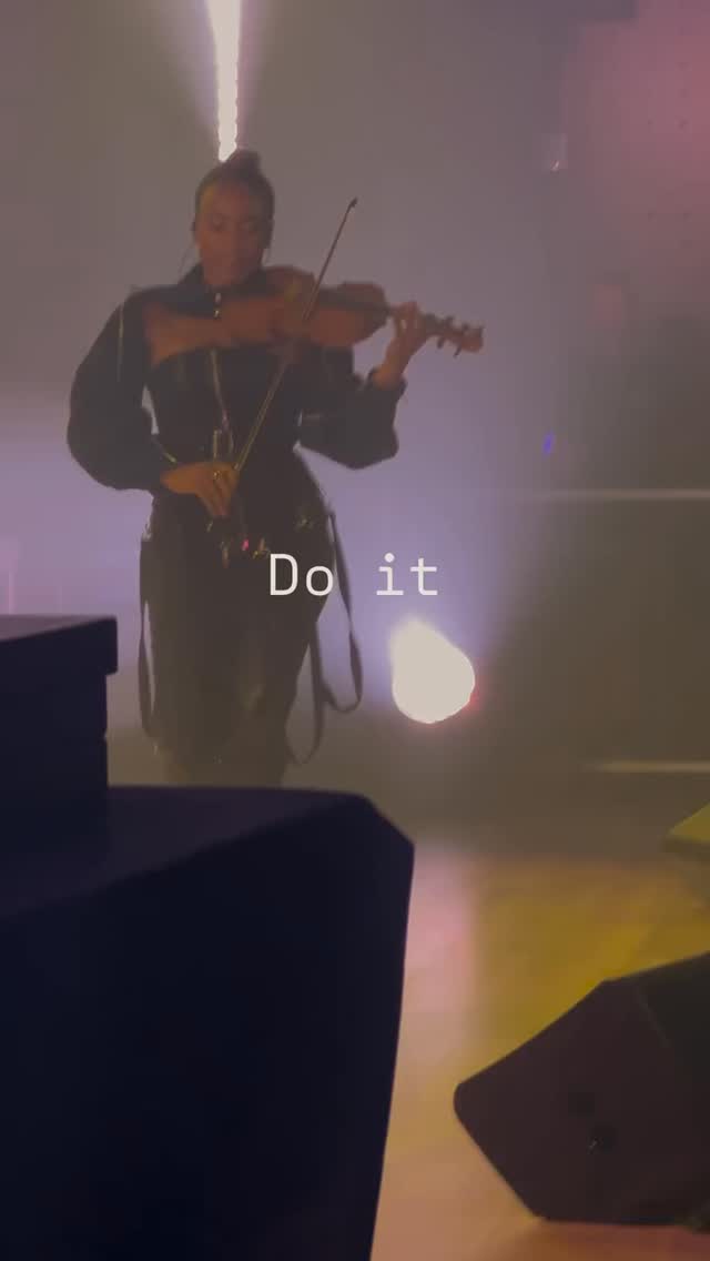 No matter what…. keep going 🤍
Reposted @ezinma playing Bridge Golden Tasman Custom Electro-Acoustic Violin 🎻
.
.
.
#electroacousticviolin #motivation #violinist #goldentasman #customelectricviolin