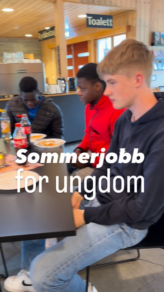 23 ungdommer har fått sommerjobb!
Tirsdag arrangerte vi infokveld med ungdommene og deres arbeidsgivere. Vi spanderte pizza og brus, og ga noen praktiske tips og råd inn mot det som for mange av dem er det første møtet med arbeidslivet. Og de fikk møte sine ledere, kjekt og trygt før første dag på jobb.
Sommerjobb for ungdom er en ordning fra Trøndelag fylkeskommune, der de gir tilskudd til bedrifter som tar inn ungdom i alderen 15-18 år. I år får vi 12 tilskudd, to flere enn det som er vanlig. Dette får vi fordi vi over mange år har jobbet godt med å sørge for at enda flere ungdommer får sin første jobb. Både Spir og NAV gir tilskudd til bedriftene utover de vi får fra fylkeskommunen. I tillegg har Frivilligsentralen en viktig jobbe med koordinering av dette arbeidet.
Vi ønsker de spente ungdommene lykke til!
#spir #sommerjobb #støren #midtregauldal #ungdom