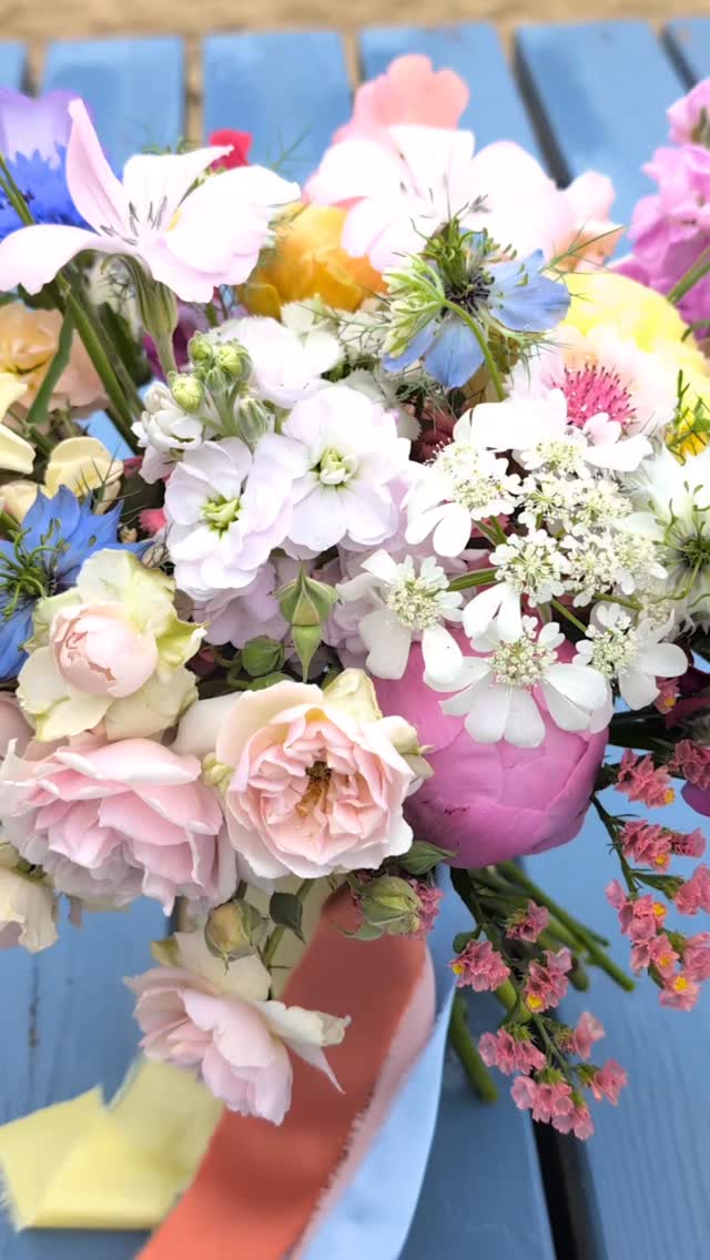 I love this wedding! A riot of summer colour, with each bridesmaid picking up a different palette to match their dress!
One of my faves! 😍
@hendrafarmflowers 😍
@lustyglazebeach
@lustyglazebeachweddings
#lustyglazebeachweddings #lustyglazebeach #cornwallwedding #weddingfloristcornwall #weddingbouquet