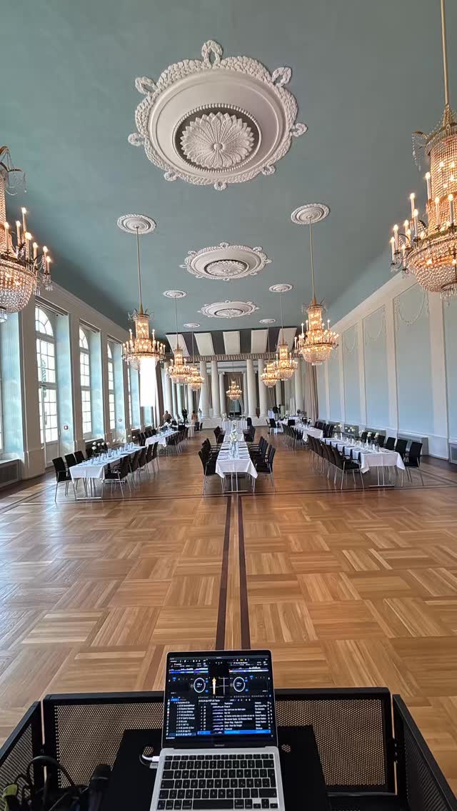 Wedding Season ✨🎤🎹🎧
Was für eine wunderschöne Hochzeit 🥂
Danke für euer Vertrauen und diese tolle Stimmung 🙌
Als Sänger, Pianist & DJ begleite ich Hochzeiten sowie private und Firmen-Events mit ganz viel Leidenschaft 😊
•
•
#wedding #weddingparty #hochzeit #hochzeitsdj #weddingsinger