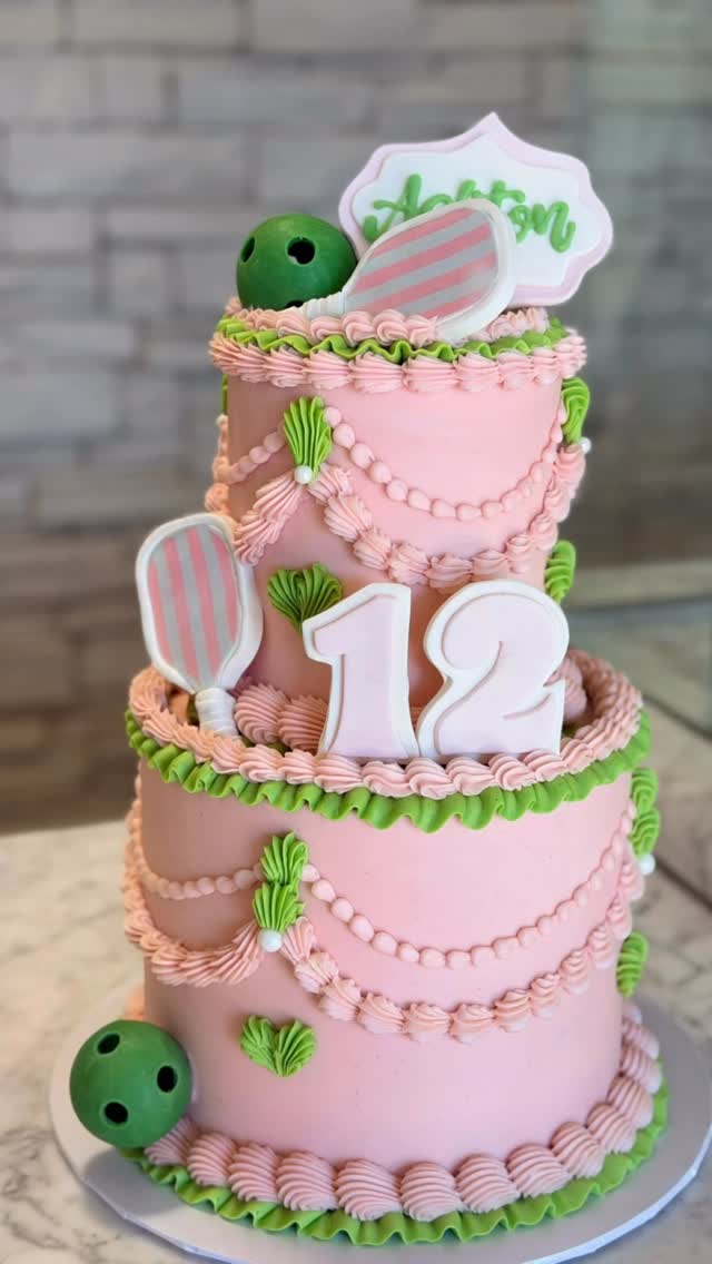 Top 10 of our favorite cakes that we have done lately!
Which one is your favorite?
#sugarraysbakeshop #top10 #top10cakes