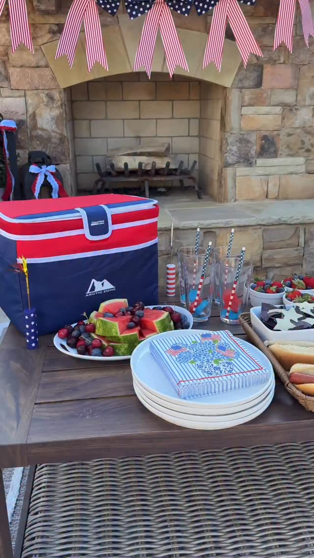 Still thinking about this Memorial Day set up from @casagrella in partnership with @arcticzone 🇺🇸🍉✨
So excited for summer nights!!