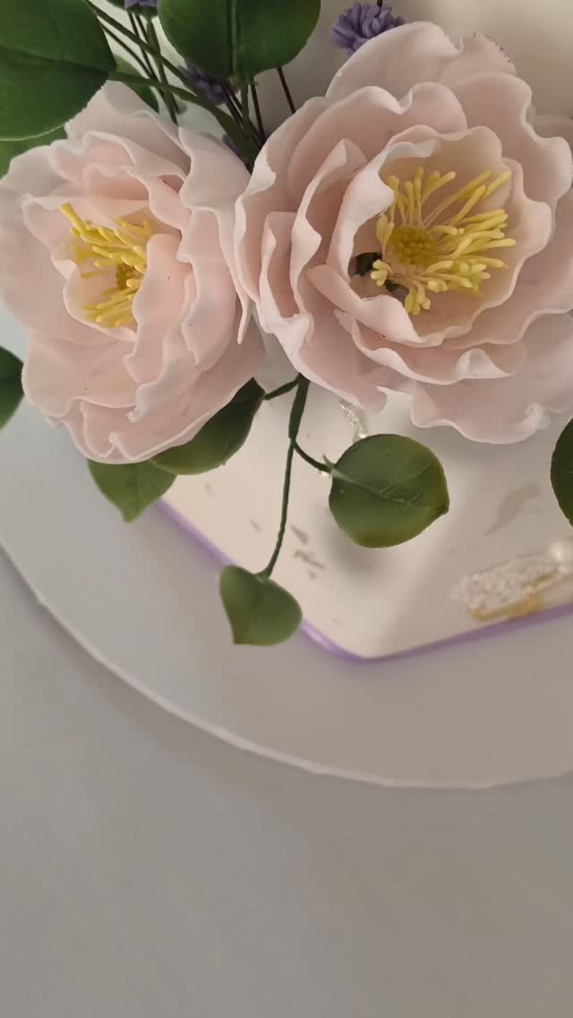A beautiful wedding at the gorgeous @froyleparkcountryestate yesterday, four tiers of yummyness chocolate, vanilla, lavender and lemon with a sugar crystals gio effect and gold leaf, edible lace and sugar pearls all finished with some sugar flowers and sugar foliage, hope you both had an incredible day ā¤ļø
Some incredible suppliers whom I've listed on my photo of the cake coming up later.
#cakesbyninacamberley #weddingcake #wedding