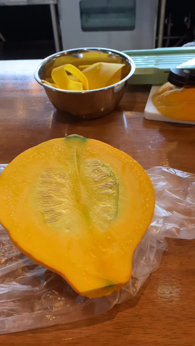 Today, we were lucky enough to find Korinky squash, a Japanese squash that can be eaten raw, at the market on its very first day of arrival this season.
With its mild flavor and tender texture, Korinky is perfect for enjoying fresh or pickled.
For our temari sushi, we thinly sliced it and pickled it, adding a bright touch of color and a refreshing taste.
Every year, seeing Korinky at the market is one of the little signs that summer is on its way. ☀️🌿
今日は運良く、今シーズンで初めて入荷したという「コリンキー」に近江町市場で出会うことができました。
コリンキーは、生で食べられるかぼちゃの一種で、一般的なかぼちゃより皮や果肉がやわらかくクセが少ないため、サラダや浅漬けなどで生のまま食べられます。
私たちは手毬寿司の具材として薄くスライスし、甘酢づけにしました。
コリンキーに出会うと、夏の訪れを感じます☀️🌿
#kanazawa #kanazawatrip #sushimaking #sushiclass #temarisushi