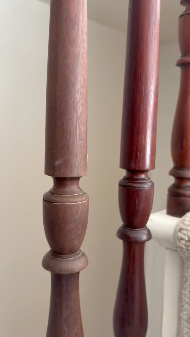 It's Hump Day Design Dump Day, y'all! And this is your reminder from my friends at @signsandwondersnyc that sometimes you need to oil your balusters! Is today that day?
#asmr
#wood
#oldhomelove
#brooklynbaby