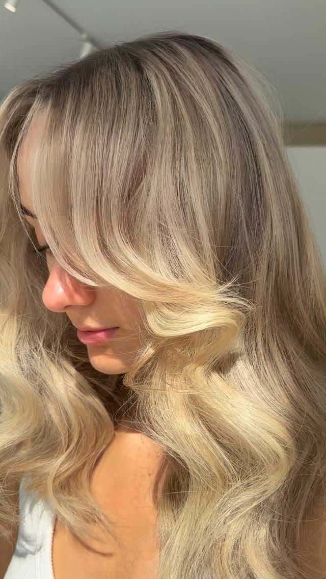 ✋🏼 Who wants hair that looks this good and grows out beautifully?
For this transformation, we created a lived-in blonde for a softer, lower-maintenance grow-out and added a row of weft extensions to increase fullness and enhance the overall shape of the colour.
Perfect for anyone wanting:
✨ Brighter blonde without harsh regrowth
✨ More volume and thickness
✨ A seamless, natural-looking result
✨ Less frequent colour appointments