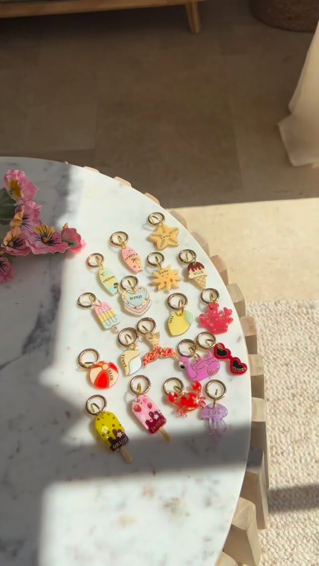 CO SUMMER 2026 ☀️🦀⛱️🧴🌴
Bon, je me suis éclatée ! 😍
Cette année, ce sont 18 modèles qui seront disponibles lors de la prochaine session. Des motifs plein de soleil, de couleurs, de bonne humeur et surtout pour tous les goûts ! 🌴🍉🌺
J’ai passé des heures à chercher, imaginer, assembler, créer… et je peux vous dire que j’y ai mis tout mon cœur. ❤️ Je me suis vraiment régalée à préparer cette collection et je suis tellement ravie de vous la faire découvrir!
La date de la prochaine session arrive bientôt, alors restez bien connectés. 📅✨
J’ai déjà hâte de connaître vos avis, de voir vos coups de cœur et surtout de voir vos loulous porter ces petites pépites d’été. 🐶☀️
Merci d’être toujours là, saison après saison. 💛
Alors j’ai décidé de vous gâter :
Un petit concours sous ce post rien que pour vous
Tu as juste à :
Suivre notre compte @latroupeanono
Liker le post 😏😍
Commenter en invitant 3 copains de ton choix
Et pour booster tes chances : publier le concours en story en nous mentionnant 🥰
Résultat du concours : LUNDI 08 JUIN À 10h00
Belle chance à tous ! 😏
#accessoirechien #medaillechien #medailleenresine #resinart #summervibes