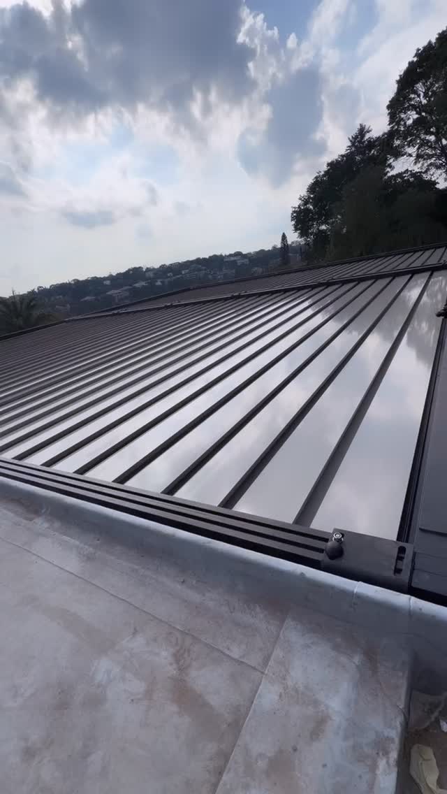 Arquitetura, conforto e tecnologia em perfeita integração.
A Pérgola Bioclimática redefine a experiência dos espaços externos por meio do controle preciso das condições ambientais. Com lâminas orientáveis, permite graduar a incidência de luz natural, otimizar a ventilação e garantir proteção contra a chuva, ampliando a usabilidade dos ambientes em diferentes condições climáticas.
Uma solução que agrega valor ao projeto, combinando desempenho técnico, estética contemporânea e versatilidade de aplicação.
Projetada para atender às exigências da arquitetura atual, criando espaços mais eficientes, confortáveis e conectados ao entorno.
Para especificações e consultoria técnica, conte com a equipe da @arthurdecor .
#ArthurDecor #PergolaBioclimatica #ArquiteturaContemporanea #Engenharia #OutdoorLiving ArquiteturaDeExterior EspecificacaoArquitetonica DesignEFuncionalidade ProjetosDeAltoPadrao PatioDesignByArthurDecor