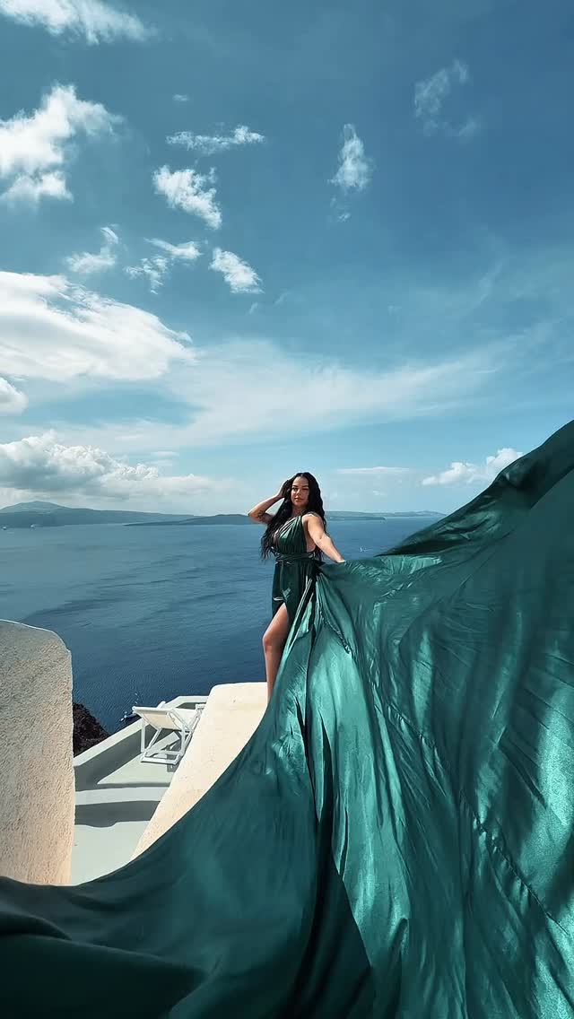 POV : You trusted a Pro with your Santorini Photoshoot #sadirajphotography #santorini #santoriniphotographer #oia #flyingdress