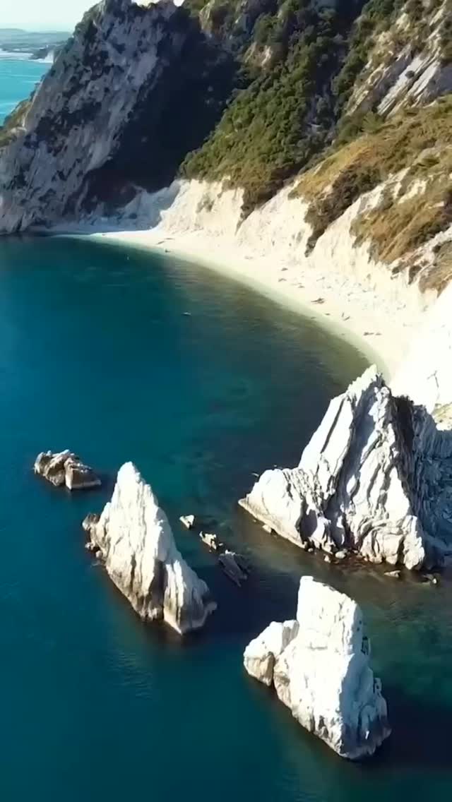 Da noi le spiagge vanno conquistate, niente distese di sabbia piatte a due metri dal parcheggio. Per raggiungere i Sassi Neri o San Michele bisogna camminare, scendere lungo i sentieri del bosco, immergersi nella natura.
La natura detta le regole, il Monte Conero che si tuffa a strapiombo sul mare crea un microclima e una morfologia unici, fatti di rocce bianche, macchia mediterranea e fondali subito profondi.
Una struttura ricettiva, in un paradiso del genere non può essere solo un letto e una doccia, ma un connettore tra l'ospite e chi di questo territorio fa profondamente parte, dove ogni prodotto ha il nome e il cognome di chi lo ha coltivato, cucinato, immaginato.
Dove ogni alba non è uguale a quella prima e dove viverla assieme è il primo passo per un'esperienza indimenticabile.
Ahhh... E noi c'abbiamo una terrazza che spacca!!!!! 🥰
