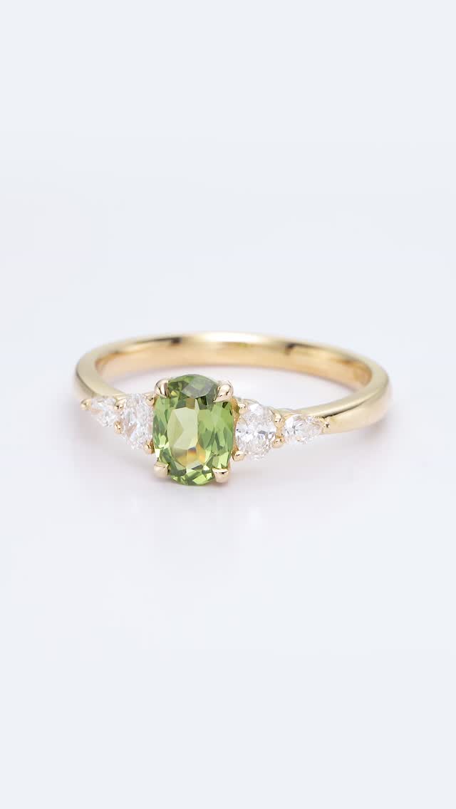 The Naia ring is all about the details.
Pear and oval diamonds taper towards a beautiful oval Australian sapphire, creating a balanced design that feels both timeless and slightly unexpected.
One of my favourite designs in the collection💚