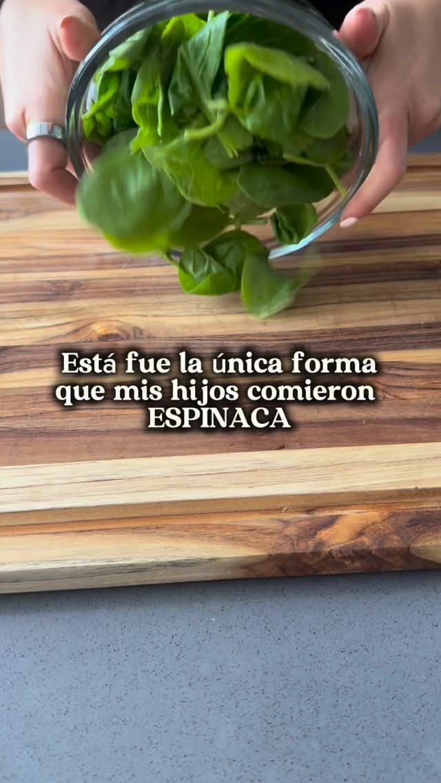 Escribe DONA y te mando el enlace de unos moldes buenísimos
Receta
500 g de espinaca, Baby
4 Huevos
Una taza de queso mozzarella rallado
Sal y pimienta al gusto
Preparación
Pica tu espinaca y Dora en poquita mantequilla con sal hasta que se reduzca el líquido por completo
Pasa un baúl y mezcla con queso y huevo
Revuelve Super bien
Rellena molde para donitas previamente engrasado
Y hornea 25 minutos a 180° o hasta que las orillas se vean doradas
Son ideales para enviar de lunch , como desayuno o cena
Que las disfruten !!