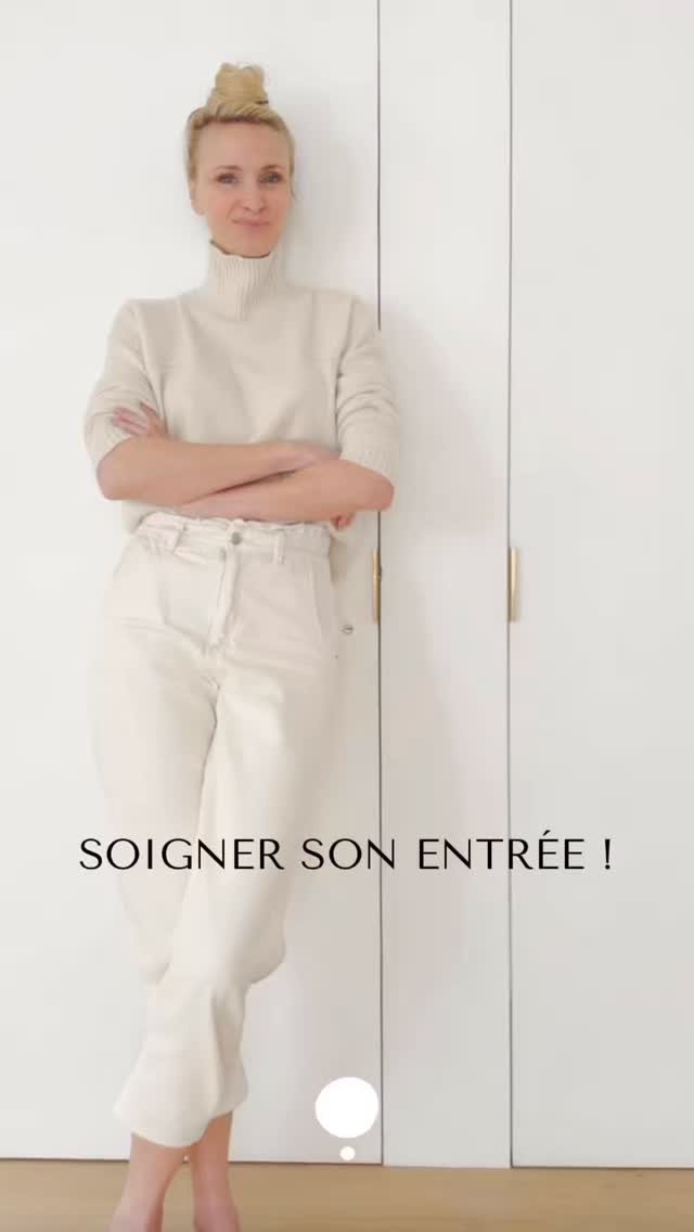 Avez-vous une entrée qui prend de la place ?
🌿
Je sais que c’est assez inhabituel de rentrer directement, comme ça, dans l’espace de vie sans aucune transition !
🌿
Mais pour moi, utiliser des mètres carrés pour un long couloir c’est aussi un peu du gâchis. Dans toutes mes maison on arrive directement dans la puce de vie donc !
🌿
C’est un parti pris que tout le monde ne partagera pas et pour certaines personnes c’est juste pas possible… Mais j’ai vu trop d’haussmanniens où le couloir faisait la moitié de l’appart, ça a dû me traumatiser 🤣
🌿
Alors si ce que je vous montre vous inspire n’hésitez pas à me le dire en commentaire et d’ici là allez à l’essentiel !
.
.
.
.
.
.
#rénovation #ecologiedinterieur #amenagementinterieur #optimisationespace #archiminimal