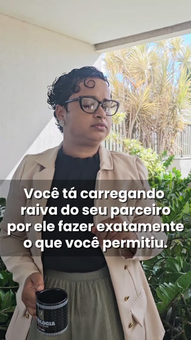 đ A RAIVA ERRADA
VocĂȘ:
âą NĂŁo coloca limite
âą NĂŁo fala nĂŁo
âą Aguenta
âąAguenta
âą Aguenta
Depois:
âą Explode de raiva
âą Culpa ele
âą Quer que ele mude
âą Espera que ele adivinhe
Mas ele nĂŁo Ă© culpado. VOCĂ Ă©.
PorquĂȘ? Porque vocĂȘ permitiu.
Ele sĂł fez o que vocĂȘ deixou.
Solução:
âą Para de permitir
⹠Começa a falar não
âą Coloca limite
âą Respeita a ti mesma
AĂ ele respeita. Porque agora existe limite.
Raiva justa Ă© com vocĂȘ mesma.
Salva se tĂĄ raivosa!
đȘ