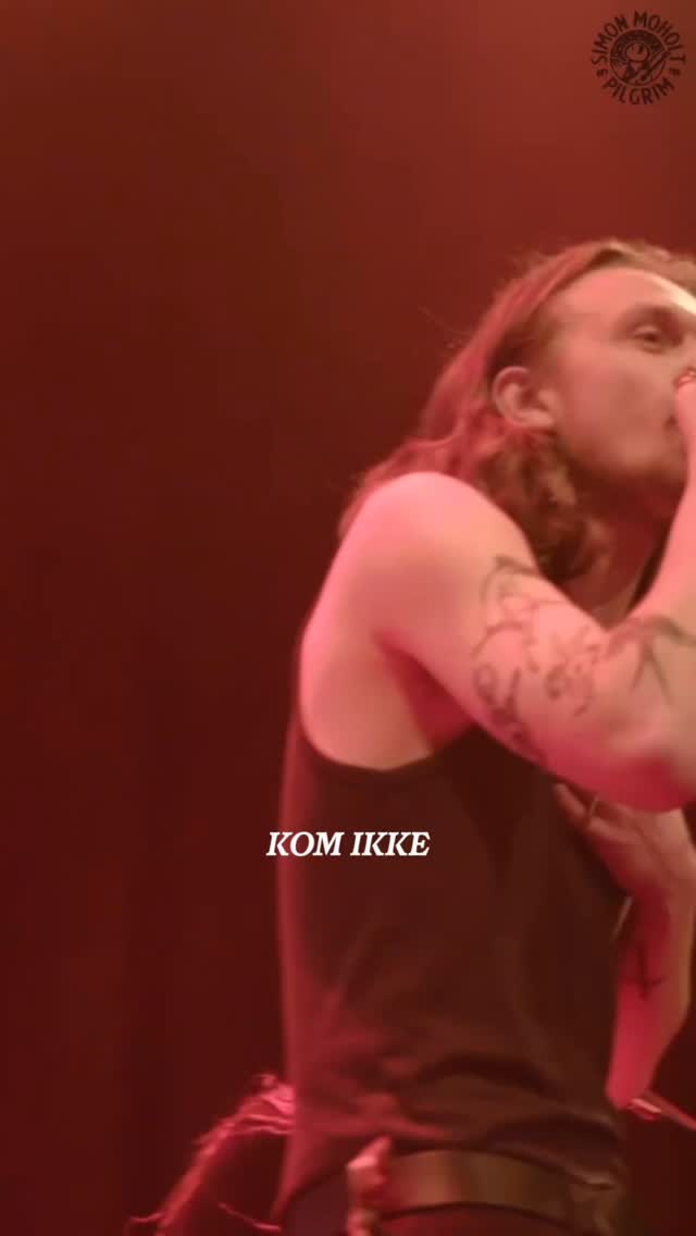 «Dronning Maud» live fra Pilgrim Opplevelsen 1 på utsolgt Cosmopolite.
Billetter til PilOpp 3 på John Dee er ute nå på Ticketmaster.
Du kan se hele Pilgrim Opplevelsen 1 på YouTube kanalen til @cultkaos
Pilgrim vandrer videre…
•
•
•
#cultkaos #pilgrim #simonmoholt #norge #norskmusikk