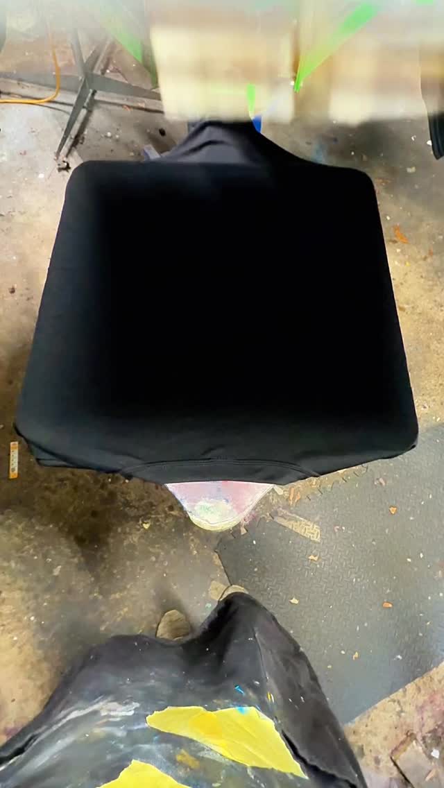 White ink on black tees 👕🎨
#screenprinting #pov #serigraphie #screenprint #satisfying