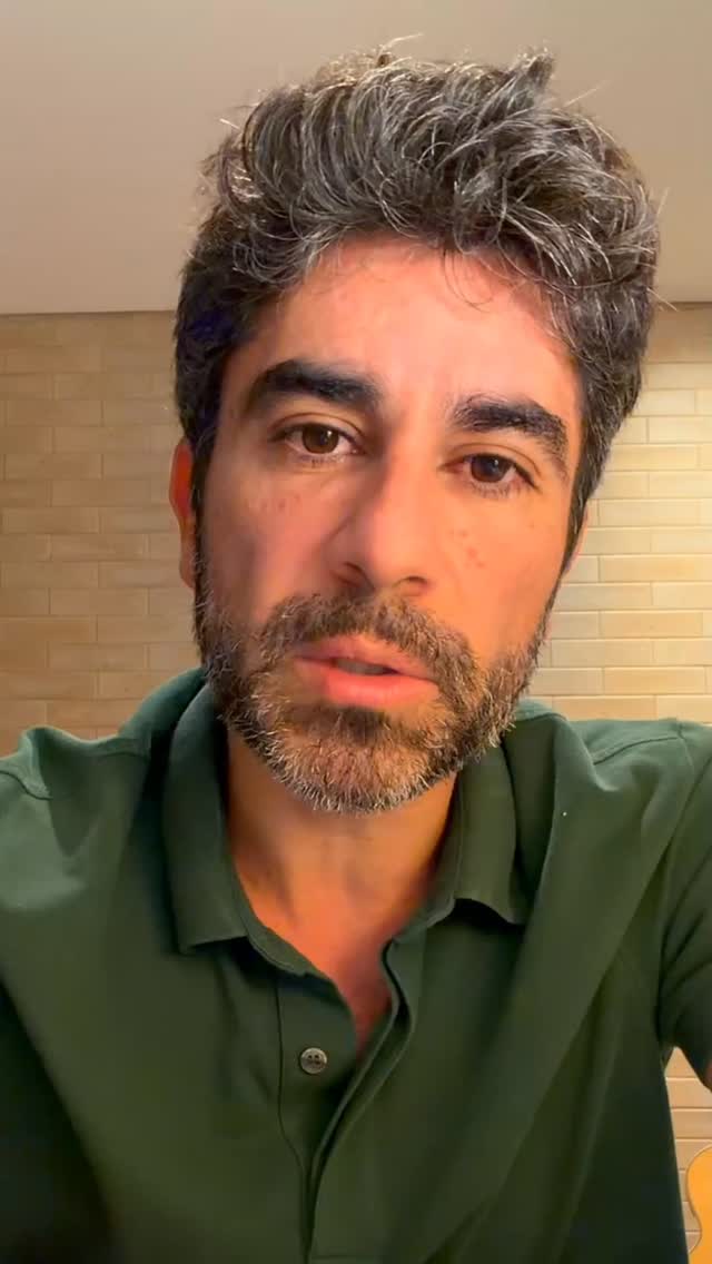 🚨 Mais uma tragédia envolvendo o uso de anabolizantes.
Infelizmente, muitas vezes é preciso que uma fatalidade ganhe repercussão para que as pessoas percebam a gravidade desse problema.
O uso de esteroides anabolizantes está associado a sérios riscos cardiovasculares, como infarto, arritmias, insuficiência cardíaca e morte súbita — inclusive em pessoas jovens e aparentemente saudáveis.
Não existe uso sem risco. E quem vende anabolizantes como sinônimo de saúde, bem-estar ou qualidade de vida está ignorando evidências científicas importantes.
Se você pensa em utilizar essas substâncias, faça isso com plena consciência dos riscos envolvidos e jamais sem acompanhamento médico qualificado.
Seu corpo não precisa apenas de aparência. Precisa de saúde para durar.
💬 Qual a sua opinião sobre o uso de anabolizantes? Deixe seu comentário.
#Anabolizantes #SaúdeCardiovascular #Coração #Cardiologia #EsteroidesAnabolizantes Saúde Prevenção DrFernandoFrazão VidaSaudável