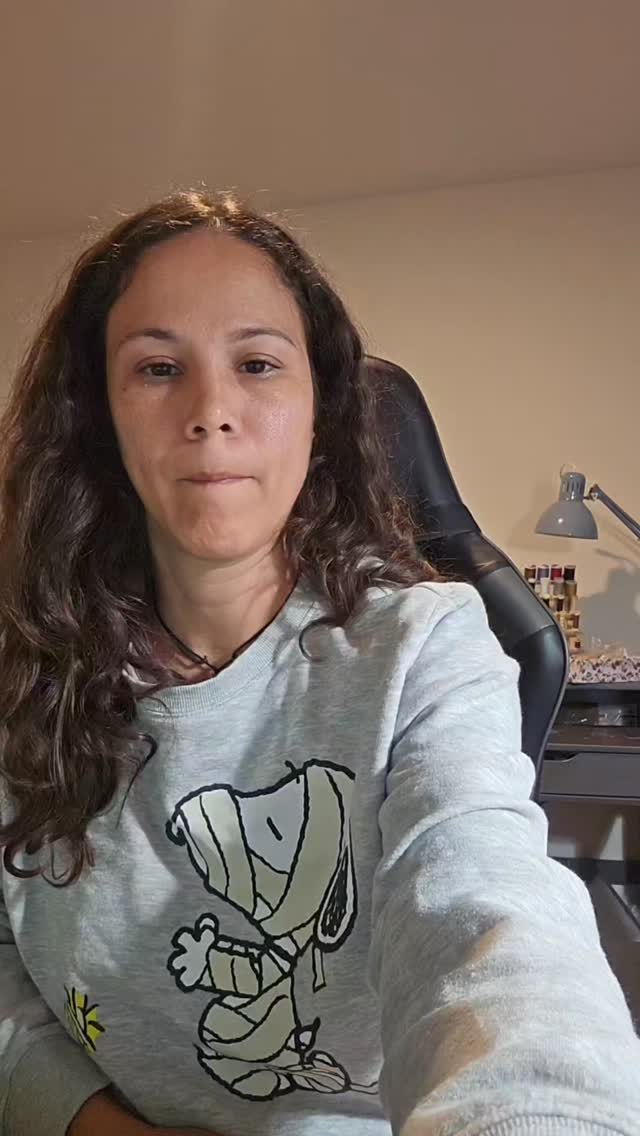Hoy la creación de contenido decidió poner a prueba mi paciencia...
Desde esta mañana estoy tratando de grabar contenido y todo lo que podía salir mal... salió mal.
"No tienes suficiente almacenamiento."
Borro fotos y videos.
ntento grabar otra vez.
El video no queda bien.
Vuelvo a grabar.
El teléfono se congela.
Intento subir el reel a Instagram.
Error.
Lo vuelvo a intentar.
Otro error.
A estas alturas estoy convencida de que Instagram y mi teléfono se pusieron de acuerdo para hacerme la vida imposible hoy. 😂
Pero así es detrás de cámaras cuando tienes un pequeño negocio.
Hay días de panes recién horneados.
Hay días de empacar pedidos.
Hay días de crear contenido.
Y hay días en los que simplemente estás tratando de convencer a la tecnología de que coopere.
Detrás de cada publicación, cada pan de masa madre, cada mezcla de té, cada kit y cada pedido hay una persona real haciendo lo mejor que puede, aprendiendo sobre la marcha y apareciendo incluso cuando las cosas no salen perfectas.
Así que si hoy también has tenido uno de esos días... no estás sola. 💜
Mañana será otro día.
El contenido se publicará.
Los panes se hornearán.
Los pedidos saldrán.
Y yo seguiré aquí, porque los sueños no se construyen solos.
👇 Cuéntame en los comentarios:
¿Cuál ha sido tu pelea más reciente con la tecnología?
#Emprendedora #DetrásDeCámaras #VidaDeEmprendedor #SmallBusinessOwner #VickysSweetness EssentiallyDio MujeresEmprendedoras EmprenderConPropósito RealLifeEntrepreneur SigueAdelante