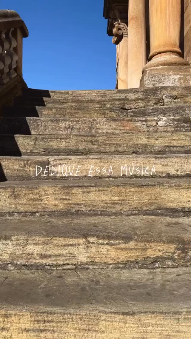 Dedique essa música pra quem você vai convidar para conhecer Ouro Preto, uma cidade com muitas coisas pra te mostrar: gastronomia, povo acolhedor, ruas e prédios com ar de cidadezinha que parou no tempo e muita, muita história pra contar... este é apenas um dos tesouros que vamos visitar de perto no nosso roteiro Minas Gerais: Arte, História e Sabor. 🔺
Quer viver essa experiência ao vivo, com todo o conforto e cuidado que você merece?
📅 De 15 a 22 de junho de 2026.
🚌 Saída de Florianópolis em ônibus leito total.
🏨 Hospedagens selecionadas e roteiro com guia especializado.
As ladeiras históricas esperam por você. Vamos juntos?
📞 48 3251.3939 (whatsapp)
📧 vendas@acoriana.com.br
#MinasGerais #Tiradentes #TurismoReligioso #CidadesHistoricas #AcorianaTurismo