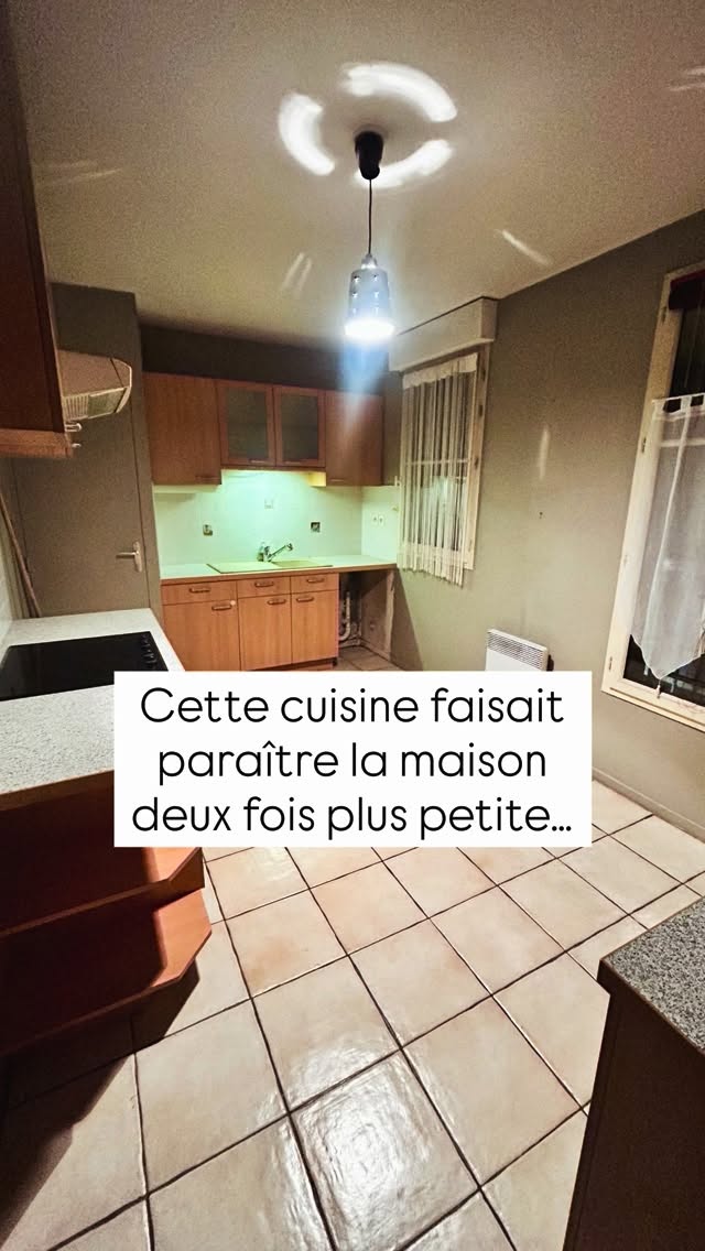Cette cuisine fermée coupait complètement les volumes de la maison.
L’objectif du projet n’était pas seulement de moderniser les finitions.
L’enjeu était surtout de retrouver de la lumière, fluidifier les circulations et créer un véritable espace de vie ouvert entre la cuisine, la salle à manger et le salon.
Aujourd’hui, les travaux avancent et le projet imaginé en 3D commence à prendre forme sur le chantier.
Et ce n’est que le début. ✨
👉 Vous auriez conservé la cuisine fermée ou vous auriez ouvert l’espace comme ici ?
━━━━━━━━━━━━━━━
🏡 Maison Joly Architecture
Architecture d’intérieur • Conception • Maîtrise d’œuvre
📍 Île-de-France
📩 Projet de rénovation ?
Contactez-nous en message privé ou via www.maisonjoly.fr
#ArchitectureInterieure #RenovationMaison #transformationintérieure #AvantApres #travauxmaison
