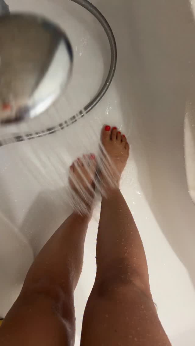 Vous avez déjà entendu cette astuce « passe tes jambes sous l’eau froide si tu souffres des jambes lourdes »
Mais est-ce que tu sais pourquoi ? 🤔
➡️Vasoconstriction des vaisseaux sanguins
Le froid provoque une contraction des veines et des petits vaisseaux sanguins (vasoconstriction). Cela réduit leur diamètre et aide le sang à remonter plus efficacement vers le cœur au lieu de s’accumuler dans les jambes !
➡️Diminution des gonflements
L’eau froide réduit le passage de liquide des vaisseaux vers les tissus mous. Cela peut limiter ou diminuer l’œdème (gonflement) qui accompagne parfois les jambes lourdes 😵💫
➡️ sensation de fraîcheur
Le froid ralentit temporairement la transmission de certains signaux nerveux, ce qui peut diminuer l’inconfort et procurer une sensation immédiate de soulagement.
🔝En pratique
- 30 secondes à 1 minutes par jambes en remontant des chevilles à la cuisse !
➕relever les jambes contre le mur quelques minutes pour booster la circulation sanguine et lymphatique !
Dis moi en commentaire si tu pratiques cette routine ! 💌
#viral#lifestyle#drainagelymphatique#trend#jambeslourdes