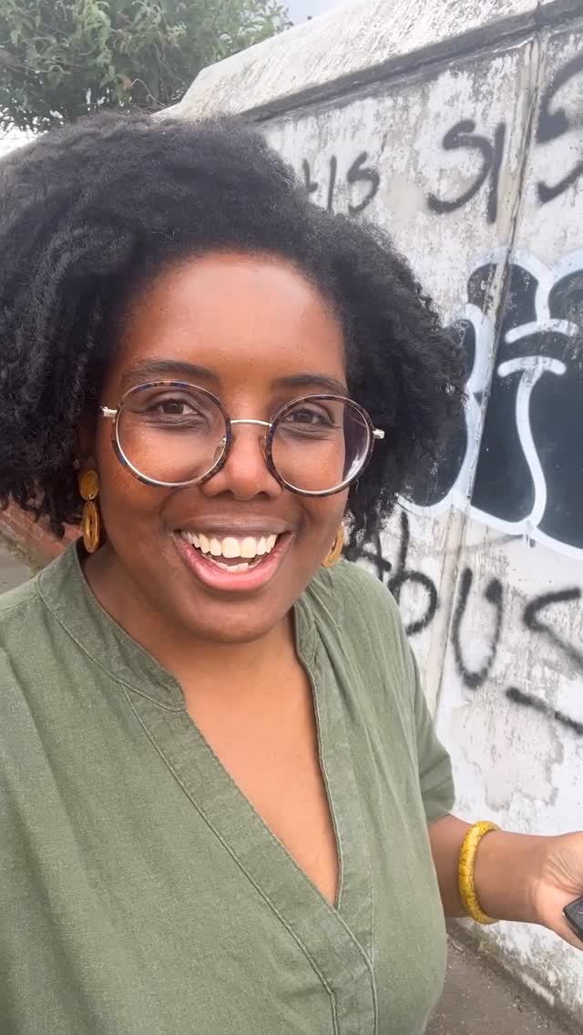 Breaking gender barriers and saying āsti*k it!ā to anyone who doubts her capabilities. I chatted to Vanice, a business woman and black female truck driver, today whilst she was on a brief break in her scheduleā¦
#interestingpeople
#femaletrucker #blackfemaletrucker #genderequality