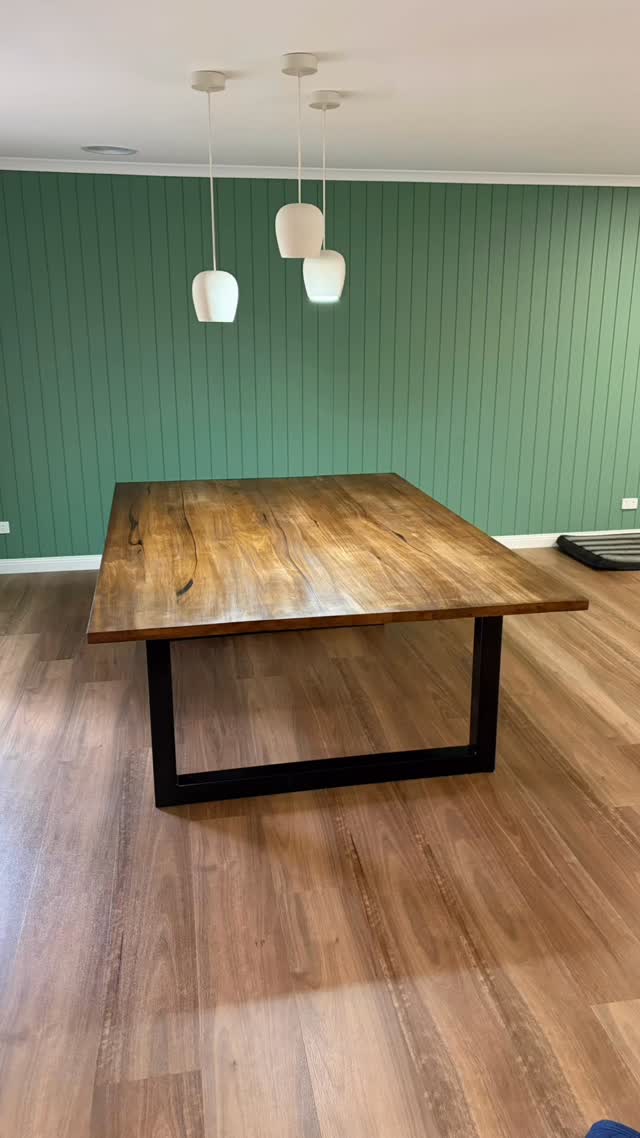 It was delivery day over the weekend for the @fiddesaustralia English stained messmate table. Absolutely love the stain choice on this one as it goes perfectly with the floors and the green feature wall backdrop π
@glencoetrade
.
.
.
.
.
.
.
#interiordesign #bespoke #furnituredesign #diningtable #trending
