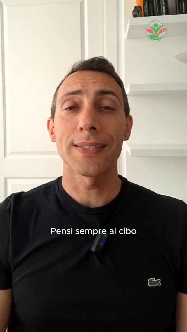 Pensare continuamente al cibo non significa essere “sbagliata/o” o “ossessiva/o”: di solito è un segnale che qualcosa, nel tuo rapporto con l’alimentazione, è andato fuori equilibrio. ⚖️
Quando mangi troppo poco, vivi di regole rigide o passi la giornata a controllarti e il cervello finisce per concentrarsi ancora di più sul cibo: non è controllo, è stress.
Se a questo aggiungi stanchezza, emozioni difficili e il fatto che il cibo è diventato il tuo modo più rapido per consolarti o premiarti, è normale che il cibo occupi quasi tutto lo spazio mentale. 🧠
L’obiettivo non è “smettere di pensare al cibo”, ma ridargli il posto giusto nella tua vita. Questo significa:
• nutrirti in modo regolare e sufficiente durante la giornata, per non arrivare svuotata alla sera;
• imparare a distinguere la fame fisica dalla fame emotiva;
• usare strumenti come il mindful eating per tornare ad ascoltare il corpo mentre mangi, boccone dopo boccone.
Fare pace con il cibo vuol dire proprio questo: liberare spazio nella testa per tornare a pensare anche ad altro, sapendo che il cibo è un alleato e non un pensiero fisso con cui combattere ogni giorno. 💚
#matteopace #biologonutrizionista #faipaceconilcibo #percorsoalimentare #cibocomepremio