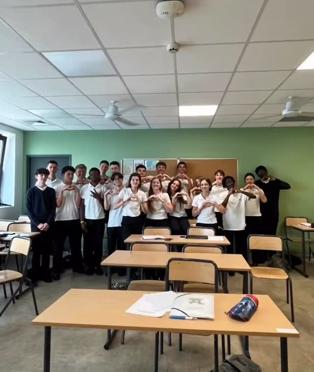 ➡️ Afin d’accompagner les élèves de Bac Pro qui souhaitent intégrer un BTS, le lycée hôtelier de Nice organise des séances spécifiques afin de les accompagner au mieux vers cette nouvelle formation qui les attend.
Voici le message d’Yohann qui fait partie de ce dispositif :
Avec Mme Lecomte, MR Dal Farra, MR Brunet et la classe de parcours Y, nous sommes en préparation et conceptualisation d’un projet professionnel associatif à but non lucratif en partenariat avec la Fondation de Nice. Notre projet consiste à préparer un menu pour distribuer aux personnes dans le besoin qui font partie de cette association. Ceci sera réalisé et terminé le jeudi 18 juin.
@mel_montagne_cie
@johancapp_28