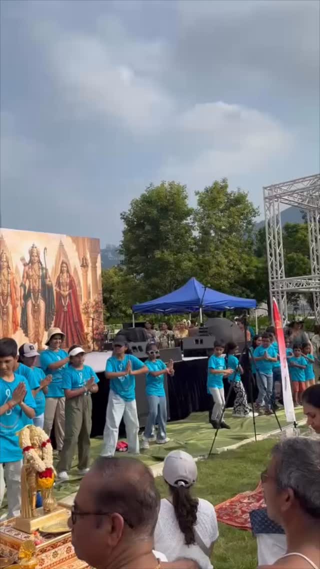 Our Bala Vihar kids performing at the Maha Hanuman Chalisa Yagna! 🤩😍
Thank you to each and every child for participating! We’re so proud of all the hard work leading up to it - everyone showed up and added extra joy to the event! ✨
#love #wisdom #spirituality #happiness