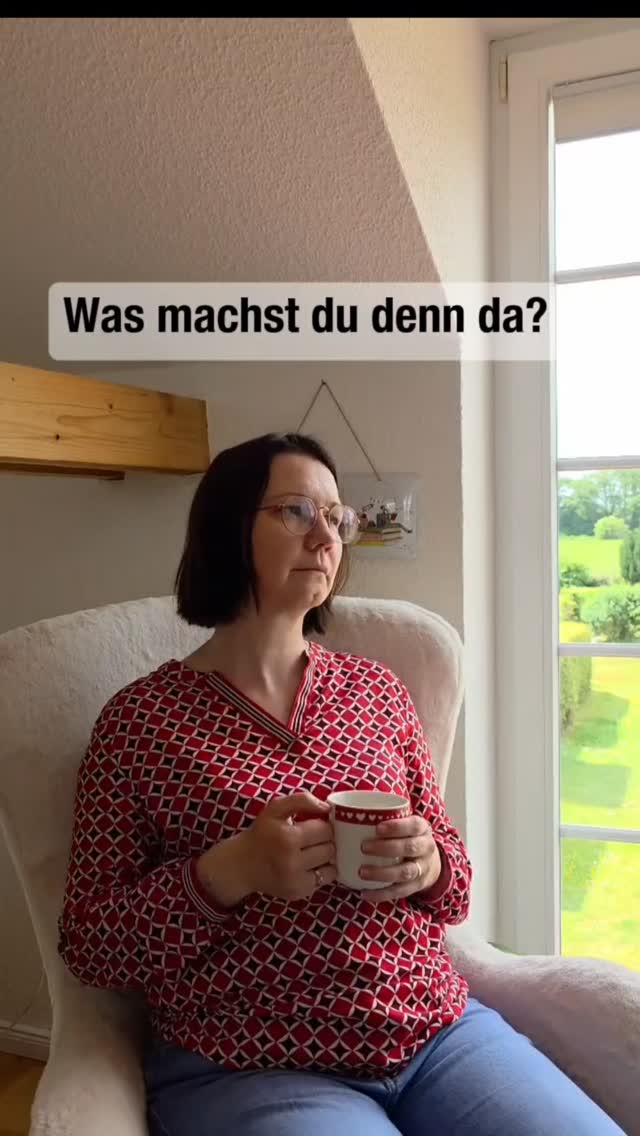 Krisenmanagement auf Norddeutsch: Wenn du das Problem lang genug ignorierst, merkt es vielleicht von alleine, dass es hier unerwünscht ist. 🤷♀️
In diesem Sinne: Schaukelstuhl anwerfen, Tasse in die Hand und einfach mal afluren.
Was steht bei dir heute auf der To-Do-Liste – oder lurst du schon? 😉
Übrigens: Scheiß di wat auf Hashtags. 😜