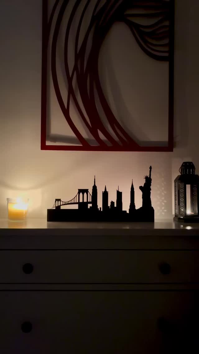 La Città Eterna, racchiusa nel metallo. ❤️
Questo murale in ferro cattura l’essenza e la maestosità dello skyline di Roma. Un pezzo d’arte contemporanea dal fascino senza tempo, capace di portare la storia e l’anima di Roma direttamente sulle pareti di casa tua. ✨