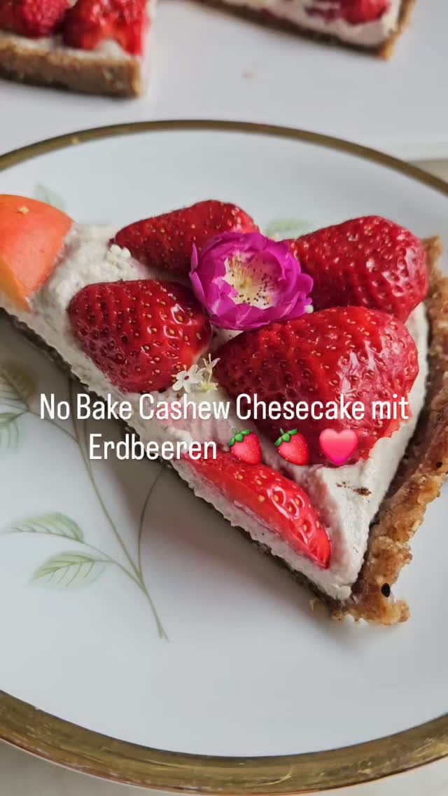 No-Bake Cashew Cheesecake mit Erdbeeren 🍓🍓❤️
Zutaten
Für den Boden
175 g Datteln
175 g Nüsse und Samen (z. B. Walnüsse, Mandeln, Haferflocken und geschälte Hanfsamen)
Für die Cheesecake-Füllung
175 g Cashewkerne, mindestens 3 Stunden in Wasser eingeweicht
150 g Kokosjoghurt
½ TL Vanillepulver
¼ TL gemahlener Ingwer
2 EL Kokosflocken
½ Banane
Optional: etwas Ahornsirup nach Geschmack
Abrieb von ½ unbehandelten Bio-Zitrone
Für das Topping
1 Schale Erdbeeren
Optional: essbare Blüten zum Bestreuen
Zubereitung
1. Boden vorbereiten
Die Datteln zusammen mit den Nüssen und Samen (Walnüsse, Mandeln, Haferflocken und geschälte Hanfsamen) in einem Hochleistungszerkleinerer zu einer homogenen, leicht klebrigen Masse verarbeiten.
Eine Springform oder Kuchenform (26 cm Durchmesser) mit Backpapier auslegen. Die Masse hineingeben und gleichmäßig auf dem Boden fest andrücken.
2. Cheesecake-Füllung zubereiten
Die eingeweichten Cashewkerne abgießen und zusammen mit Kokosjoghurt, Vanillepulver, Ingwer, Kokosflocken, Banane und Zitronenabrieb in einen leistungsstarken Mixer geben.
Alles zu einer glatten, cremigen Masse pürieren. Nach Geschmack mit etwas Ahornsirup zusätzlich süßen und nochmals kurz mixen.
Die Creme auf dem vorbereiteten Boden verteilen und glatt streichen.
3. Kühlen
Den Kuchen für 2–3 Stunden ins Gefrierfach stellen, bis die Füllung fest geworden ist.
4. Erdbeeren vorbereiten
Die Erdbeeren waschen, vorsichtig trocken tupfen und halbieren.
Kurz vor dem Servieren die Erdbeeren auf dem Cheesecake verteilen. Nach Wunsch mit essbaren Blüten bestreuen.
Tipp
Den Cheesecake etwa 10–15 Minuten vor dem Servieren aus dem Gefrierfach nehmen. So wird die Füllung besonders cremig und lässt sich leichter schneiden. 🍓🥥✨