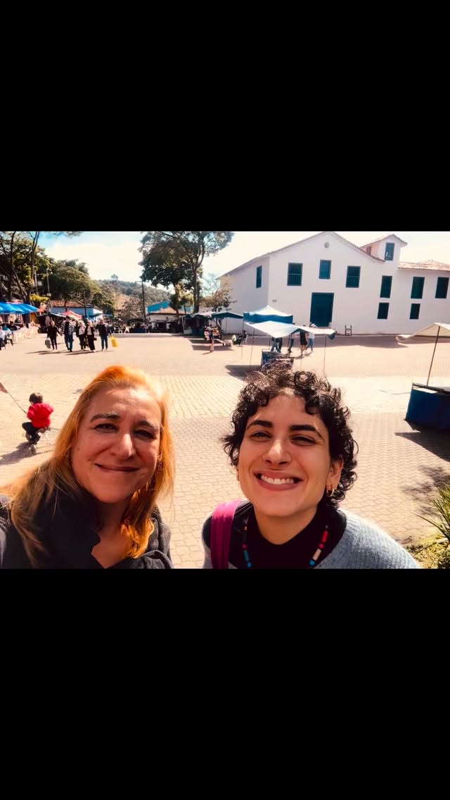 Sexta-feira ensolarada de outono, ponte de feriado e muita conversa boa em Embu das Artes com a já querida amiga italiana Anna Favaro, italiana de origem e australiana momentânea pelo projeto de pesquisa. ✨🍂🇮🇹🇦🇺
A sunny autumn Friday, a long holiday weekend, and lots of great conversation in Embu das Artes with my already dear Italian friend Anna Favaro—Italian by birth and temporarily Australian because of her research project. ✨🍂🇮🇹🇦🇺
Un soleggiato venerdì d’autunno, un ponte festivo e tante belle chiacchierate a Embu das Artes con la già cara amica italiana Anna Favaro: italiana di nascita e temporaneamente australiana per il suo progetto di ricerca. ✨🍂🇮🇹🇦🇺
#brasil🇧🇷 #brazil #embudasartes #friendship #servasbrazil #servasbrasil