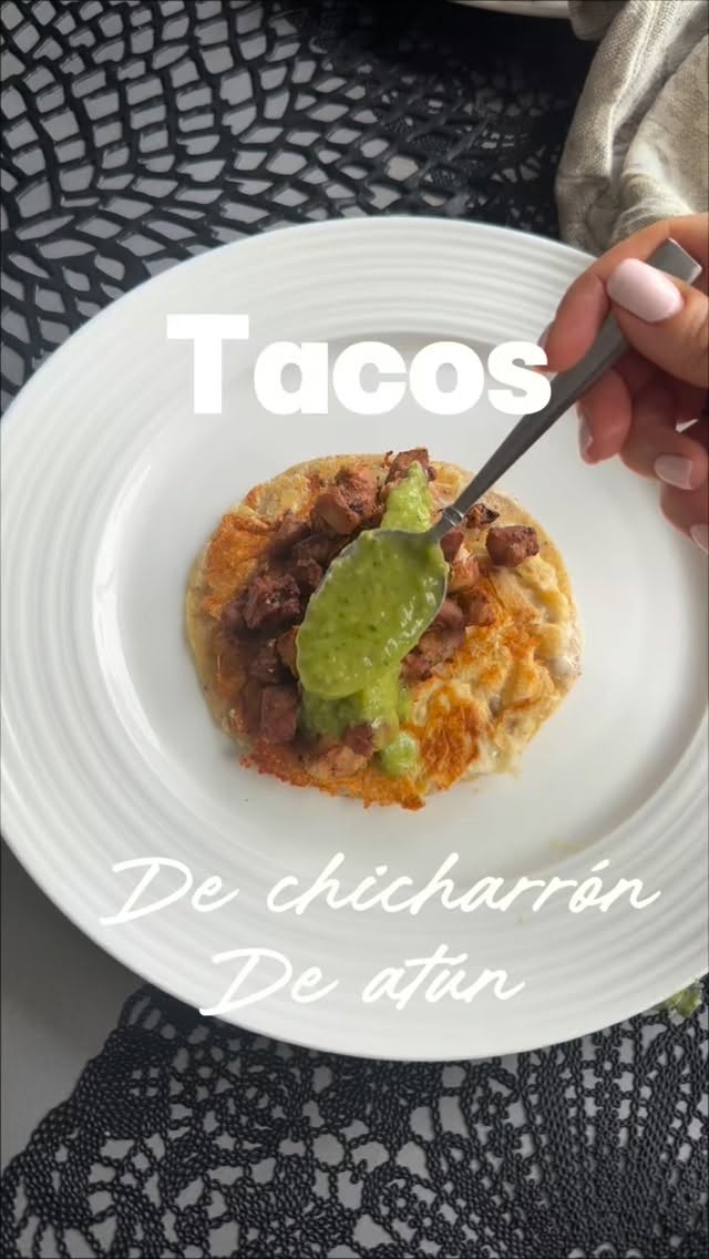 Tacos de chirrarron de atún, versión Express para el diario
Por lo general, la receta de las carnitas de atún siempre van súper fritas, así que decidí hacer esta que se hace en la Air Fryer y que queda igual deliciosa y Super Crunch uy el atún
Te van a encantar, tienes que hacerlos?
Receta
600 g de atún en cubitos
Una cucharada de paprika
1/4 de taza de salsa de soya baja en sodio
1/4 de taza de aceite de oliva o de aguacate
Una cucharada de sazonador de lemon Pepper
Marina el atún con todo esto
Y métela a Air Fryer, dejando espacio para que se dore a la mitad del tiempo voltea los cubitos de atún y saca una vez que estén súper crujientes (a mi me tomo 20 min)
Aparte en un sartén, toma una tortilla con queso Oaxaca, de oro de lado del queso, primero para derretirlo y formar una costra de queso
Voltea y dura un poquito por el otro lado de la tortilla
Sirve encima tu atún
Y ponle una salsa verde con aguacate
