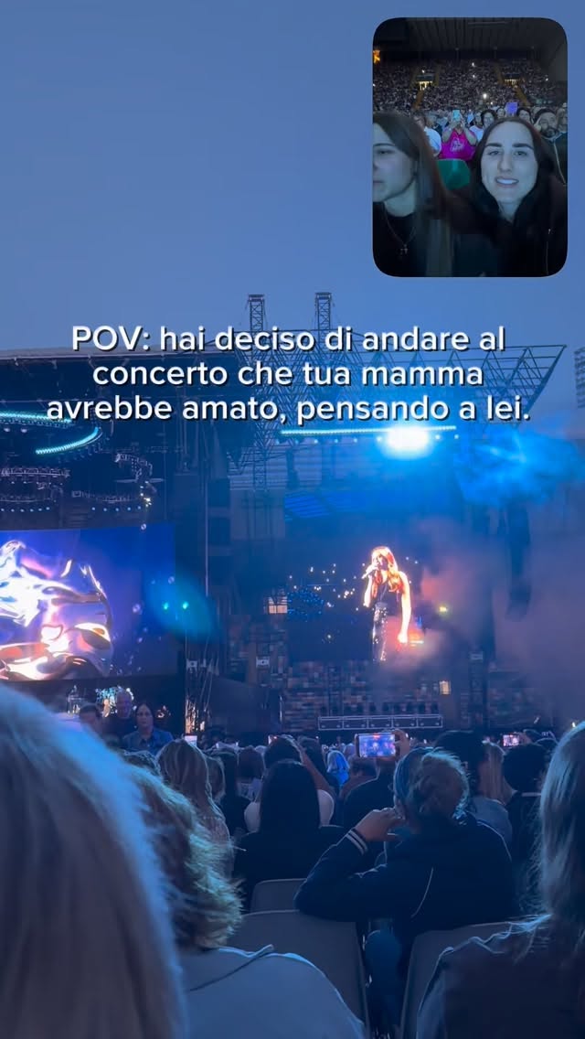 Forse non racconto spesso di me e della mia vita privata, ma questa è una storia che sento di voler condividere.
Lei era una donna forte, ironica, creativa e amorevole. Dal 2007 non è più con noi, ma il suo ricordo continua a vivere ogni giorno nelle persone che l’hanno amata.
Ogni anno io, le mie cugine e mia zia ci ritagliamo un momento speciale per festeggiarla: il Roberta’s Day. Un modo per ricordarla, stare insieme e celebrare tutto ciò che ci ha lasciato.
Questo mese sarebbe stato anche il suo compleanno e volevamo renderle omaggio in un modo speciale. Così abbiamo deciso di andare al concerto del suo cantante preferito. Non potevamo immaginare un modo migliore per festeggiarla: cantare le sue canzoni a squarciagola, emozionarci, sorridere e lasciare spazio ai ricordi.
Da quando sono diventata mamma, guardo la sua storia con occhi diversi. Ho capito molto di più la complessità dell’essere genitore, la forza che serve ogni giorno, la fatica che spesso rimane invisibile e quanto alcune scelte possano essere difficili. Ho imparato che non sempre la vita è semplice e che, a volte, dietro alle persone ci sono battaglie che nessuno vede.
Forse un giorno troverò il coraggio di raccontare meglio la sua storia. Se lo farò, sarà perché possa essere d’aiuto a qualcuno e perché chi sta attraversando momenti difficili sappia di non essere solo.
Per ora mi tengo stretto questo momento: una serata fatta di musica, ricordi e amore.
Perché certe persone continuano a camminare accanto a noi in modi diversi.
❤️ Miss you, Mom.
#missyoumom❤️