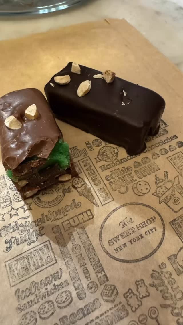 MEET THE GREEN VELVET MINI BAR!
Attn: Marzipan Lovers! Our NEWEST Mini Bar: Delicious chocolate almond ganache, topped with green marzipan and covered in milk or dark chocolate and topped with toasted almonds, handmade by @jomartchocolates
💚💚💚
#marzipan #minibar #chocolatelover #uesnyc #bestcandystore