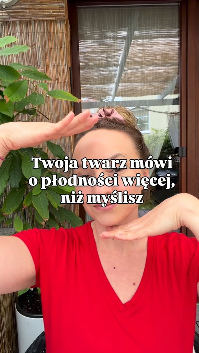 🌸 Czy na twarzy można zobaczyć płodność?
Twoja twarz może opowiedzieć zaskakująco dużo o tym, co dzieje się w organizmie.
W medycynie chińskiej twarz od wieków traktowana jest jak mapa zdrowia. Dlatego już podczas pierwszego spotkania zwracam uwagę nie tylko na język czy puls, ale również na twarz.
✨ Blask oczu i promienność skóry często odzwierciedlają jakość Shen – naszej żywotności, obecności i wewnętrznej harmonii. Gdy organizm jest odżywiony, energia i Krew krążą prawidłowo, umysł i emocje są w równowadze, często widać to właśnie w spojrzeniu i cerze.
👁️ Okolice pod oczami związane są z energią Nerek i naszymi zasobami. Cienie, zapadnięcie czy obrzęki mogą być wskazówką, że organizm potrzebuje więcej regeneracji i odpoczynku. Czasem organizm potrzebuje nie kolejnego kremu pod oczy, ale więcej odpoczynku, regeneracji i wsparcia swoich zasobów.
👃 Rynienka pod nosem (philtrum) w tradycyjnej diagnostyce twarzy związana jest z płodnością, kreatywnością i układem rozrodczym. Jej głębokość, wyrazistość i symetria były uznawane za oznaki silnego potencjału reprodukcyjnego.
🧏♀️ Broda to również obszar związany z układem rozrodczym. Nawracające wypryski, zaczerwienienie czy zmiany pojawiające się w tej okolicy mogą być sygnałem, że warto przyjrzeć się bliżej gospodarce hormonalnej lub stanom zapalnym w obrębie układu rozrodczego.
💋 Zwracam również uwagę na usta. Ich kolor, nawilżenie i wygląd mogą wiele powiedzieć o stanie Krwi i zdolności organizmu do odżywiania tkanek.
🌿 Twarz nie daje gotowych odpowiedzi, ale często podpowiada, gdzie warto skierować uwagę i o co zadbać głębiej.
Spójrz dziś w lustro trochę inaczej. Co zauważasz na swojej twarzy?
Zaopiekuj się sobą w Bertha Holistic. 🍀Zapisz się na pierwszą wizytę przez Booksy.
Zapisz na później!