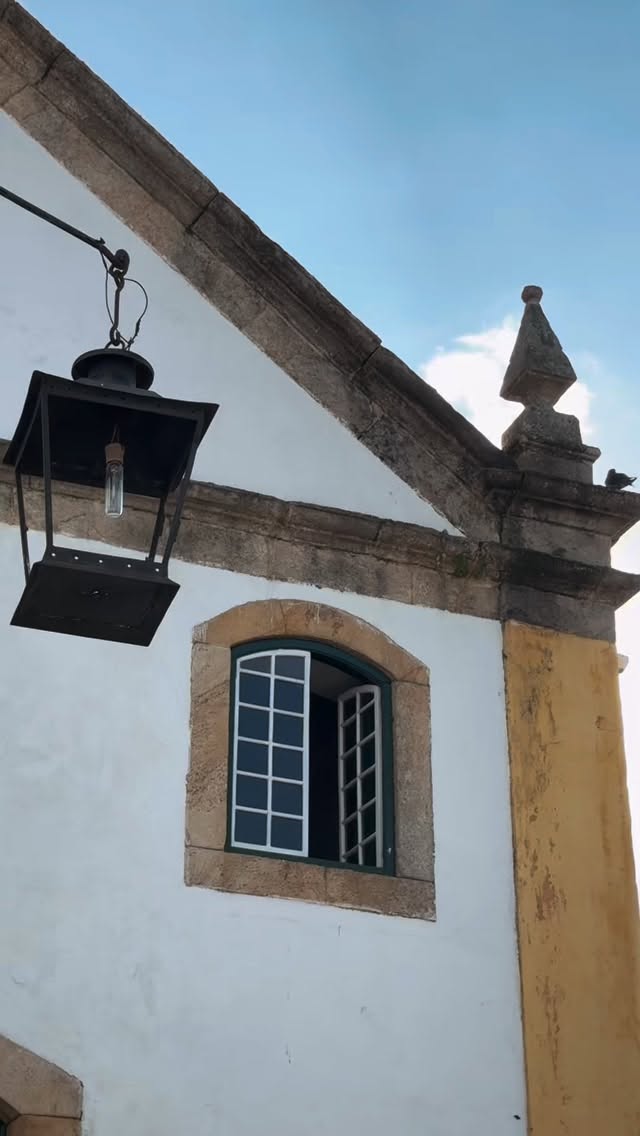 No quarto preparado em silêncio.
No jardim que acolhe a manhã.
Nos detalhes que fazem a estadia parecer casa, sem deixar de ser refúgio.
Na Pousada do Príncipe, receber bem é uma forma de presença.
⸻
In a room prepared in silence.
In the garden that welcomes the morning.
In the details that make your stay feel like home, while still being a refuge.
At Pousada do Príncipe, hospitality is a form of presence.
#PousadaDoPrincipe #Paraty #SuaCasaEmParaty #CostaVerde #HospedagemEmParaty
