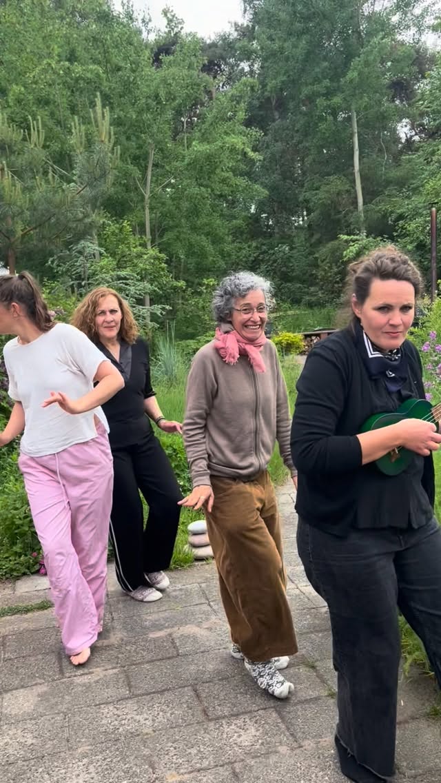 Når jeg holder workshops ude på arbejdspladser, plejer deltagerne at gå hjem med ny viden om kost, tarmbakterier og sundhed.
Ikke med en fælles improviseret takkesang 🤡
Men der er altid undtagelser.
Denne uge har jeg lavet mad til en flok hospitalsklovne på efteruddannelse, og denne sang og dans blev deres måde at sige tak på.
Det er måske ikke den feedback, jeg normalt får efter mine workshops – men den er uden tvivl blandt de sjoveste og varmeste!
Tak for grinene, energien og den dejlige stemning 💚