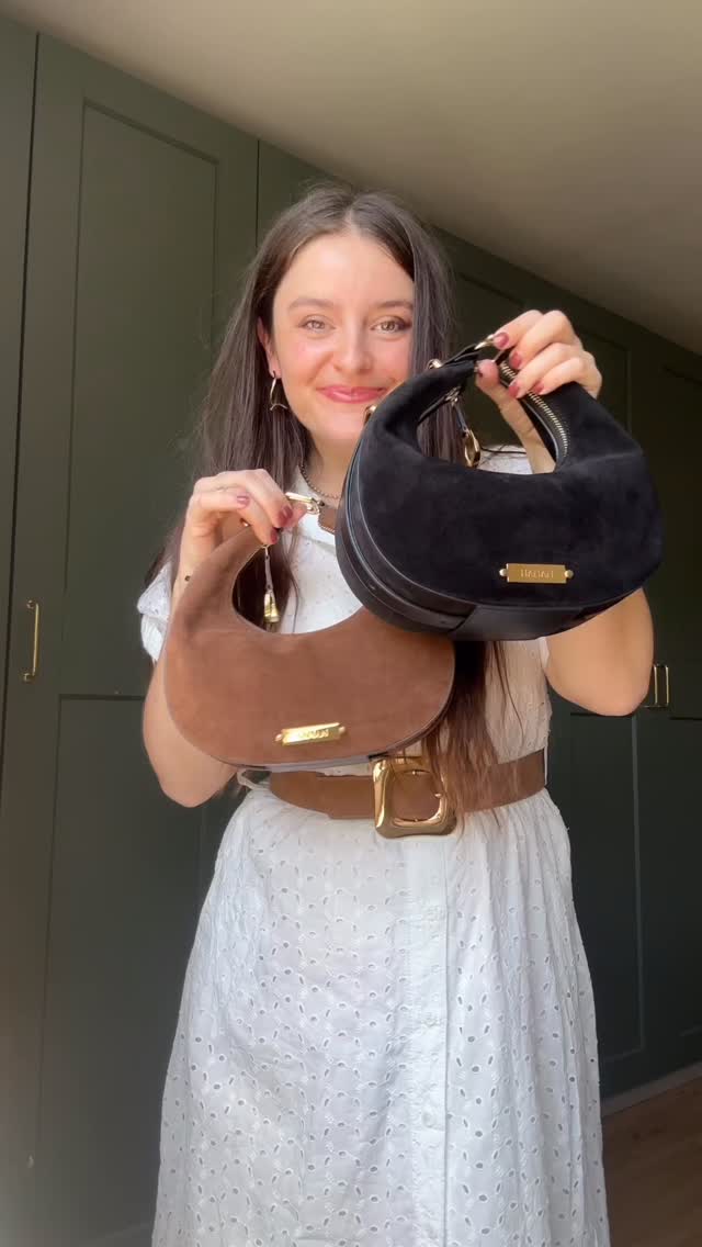 Es kam öfter die Frage, ob ich mehr Einblicke in die Entstehung der Handtaschen geben kann. Es steckt deutlich mehr Arbeit in einer Tasche, als man es vielleicht erwarten würde. Wir kaufen keine Taschen und machen unser Logo darauf. Jede Tasche wurde von mir und meiner Mama durchdacht und entwickelt. Jedes Modell ist also ein Original HANAN.
Hättet ihr gedacht, dass es so lange dauert von Idee bis Produkt? Was würdet ihr euch noch für Einblicke wünschen?
#equestrianstyle#pferdemädchen#handtaschenliebe