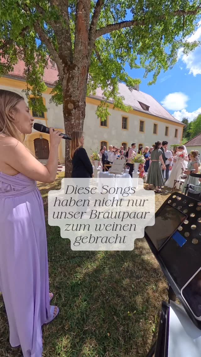Diese Songs haben nicht nur unser Brautpaar zum Weinen gebracht. 🤍
Bei dieser freien Trauung auf Schloss Ehrenfels durften Daniel und ich das Brautpaar im Duo mit Gesang und Piano begleiten. Im Nachhinein haben die beiden uns erzählt, dass nicht nur sie selbst, sondern auch viele ihrer Familie und Freunde zu Tränen gerührt waren. Solche Rückmeldungen zeigen uns immer wieder, wie viel die richtige Musikauswahl zu einer Trauung beitragen kann.
Das waren die Songs an diesem Tag:
✨ Zum Einzug: Can’t Help Falling in Love
🤍 Zur Sandzeremonie: You Are the Reason
💍 Nach dem Ja-Wort: Dir gehört mein Herz
🎉 Zum Auszug durfte es mit You’ve Got the Love dann noch einmal fröhlich und voller Energie werden.
Jeder dieser Songs hatte seinen ganz eigenen Moment – und zusammen haben sie die Trauung musikalisch begleitet.
Welcher dieser Titel wäre eure Wahl für eine freie Trauung? 🎶
Location @schlossehrenfels
#FreieTrauung #Hochzeitsmusik #LiveMusik #Trauung #WeddingSinger SchlossEhrenfels HochzeitSängerin