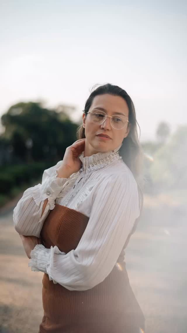 Muita gente ainda vê os óculos apenas como uma necessidade. Mas a verdade é que eles se tornaram um dos acessórios mais importantes para compor a imagem pessoal 👓✨
Além de proporcionar mais conforto visual e qualidade de vida, os óculos ajudam a valorizar o formato do rosto, destacar a personalidade e complementar diferentes estilos.
Hoje existem armações para todos os gostos: das mais discretas às mais modernas, das clássicas às que seguem as principais tendências da moda. Por isso, escolher os óculos certos vai muito além da estética, é encontrar um modelo que represente você e acompanhe sua rotina.
Os melhores óculos são aqueles que unem conforto, tecnologia e estilo em um só lugar. 💛
#Óculos #ÓculosDeGrau #Armações #ModaÓptica #Estilo TendênciasDeÓculos Ótica Visão SaúdeVisual ÓculosFeminino ÓculosMasculino Acessórios Autoestima ÓticaBacana