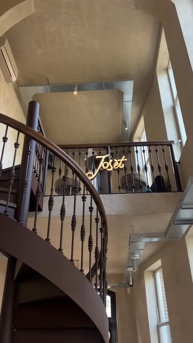 The Hague just got better again. 🤏🏼 The design and details, omggg I love it.
Hi btw, I’m Fleur. My account is all about dream life creation, hotel + travel inspiration, fit checks, interior inspo, personal growth and wellbeing. 3 years ago I was working a 9-5, now I’m traveling and creating content for a living. Follow for daily inspo & creator life. 🤍
#hotspotdenhaag #newcafe #coffee #denhaag #mustvisit