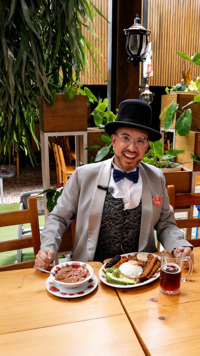 ¿Te suena familiar? 😅 Te toca compartir la bandeja paisa y tu novia termina con la mejor parte: el chicharrón.
A Luiggi hoy le tocó volársela para poder comérsela toda. 😏🍽️
📌 Etiquetá o mandale este video a tu novia que siempre te hace la misma.