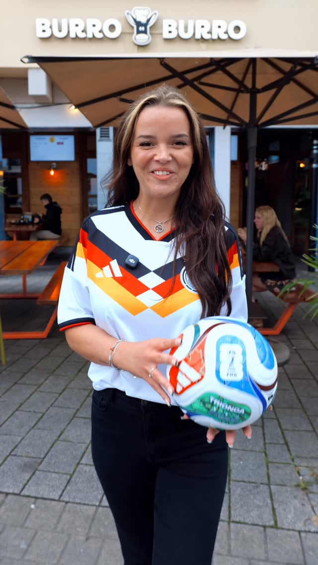 ⚽🎉 Unsere WM-Aktion startet jetzt! 🎉⚽
Gemeinsam mit @sportgrunerkn haben wir etwas ganz Besonderes für euch vorbereitet:
🏆 Knackt unseren Jackpot und gewinnt:
👕 Ein offizielles WM-Trikot eurer Wahl inklusive Beflockung
⚽ Einen offiziellen WM-Ball
🌯 Einen 100 € Gutschein von Burro Burro
Das ist aber noch nicht alles – zusätzlich warten viele weitere Sofort- und Sammelpreise auf euch! Der Gesamtwert aller Gewinne beträgt über 10.000 €! 🔥
Kommt vorbei, sammelt mit und sichert euch eure Rubbellose und die Chance auf fantastische WM-Preise.
👉 Alle Infos zur Aktion:
burroburro.de/wm-aktion
Wer von euch holt sich den Jackpot? 👀🏆
#burroburro #wm2026 #sportgruner #konstanz #regionalmexicanfood