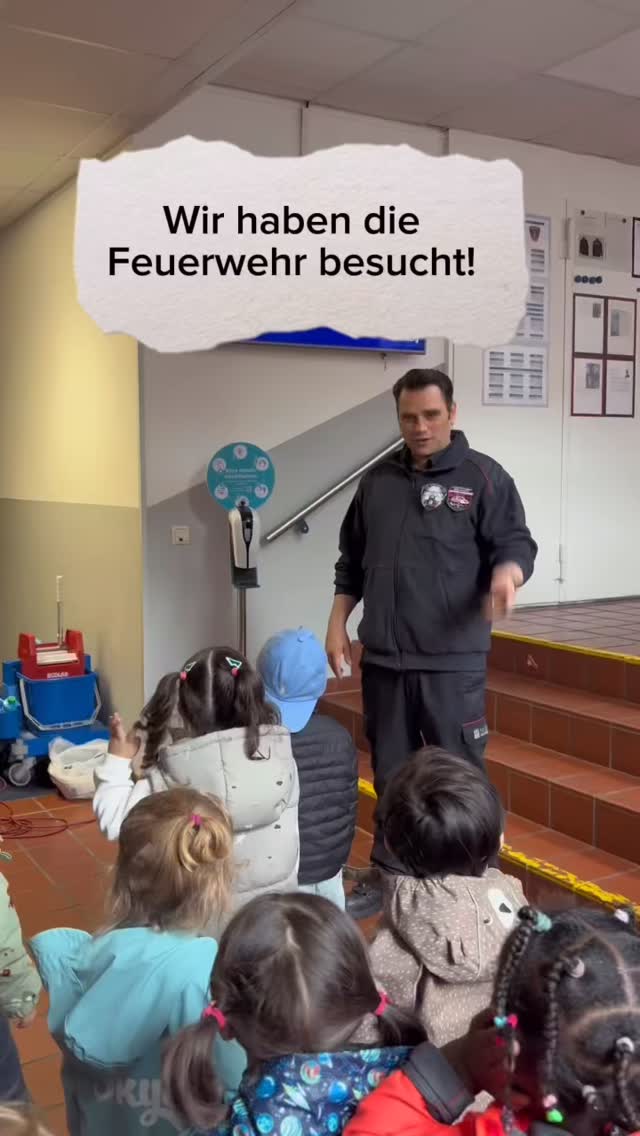 🚒 Besuch bei der Feuerwehr 🚒
Heute durften unsere Kinder die Feuerwehr besuchen und einen spannenden Blick hinter die Kulissen werfen. Mit großen Augen erkundeten sie die Feuerwache, bestaunten die Einsatzfahrzeuge und erfuhren auf kindgerechte Weise, welche wichtige Aufgabe die Feuerwehr in unserer Gesellschaft übernimmt.
Solche Ausflüge fördern nicht nur das Wissen über Berufe und Sicherheit, sondern stärken auch die Neugier, das Verständnis für die Gemeinschaft und das Selbstvertrauen der Kinder. Durch eigenes Entdecken, Fragen und Ausprobieren wird Lernen zu einem besonderen Erlebnis.
Ein herzliches Dankeschön an das Team der Feuerwehr für die Zeit, die Geduld und die vielen spannenden Eindrücke! ❤️🚒#feuerwehr #kinder #hamburg #ausflug